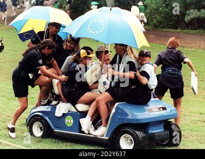 Le mogli del team europeo Ryder Cup sovraccaricano il golf buggy nel loro entusiasmo per raggiungere il 18 ° verde per la partita finale del torneo di oggi (Domenica) a Valderrama. Foto di Barry BATchelor/PA. Foto Stock