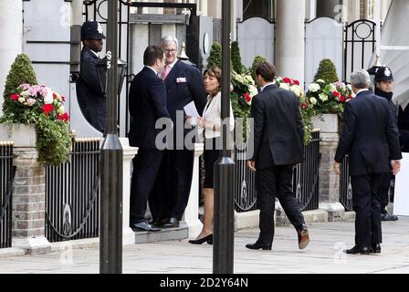 Carole Middleton (centro), madre di Kate Middleton, arriva all'hotel Goring di Londra, prima del matrimonio reale. Foto Stock