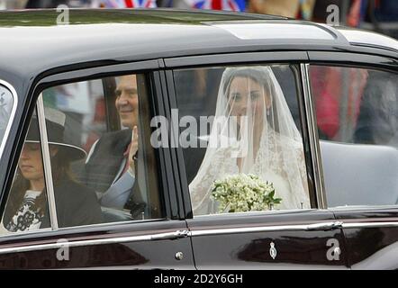 Kate Middleton si fa strada verso l'abbazia di Westminster per il suo matrimonio con il principe William. Foto Stock