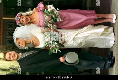 Coronation Street's sposa, Fiona Middleton con Alan McKenna, alias Angele Griffin e Glen Hugill, e la loro bridesmaid Maxine Healey (suonata da Tracy Shaw) al di fuori della chiesa di St Elizabeth in rossastro, Stockport, Cheshire durante le riprese del matrimonio che saranno mostrate il 7 novembre. Vedi PA Story SHOWBIZ Street. Foto di Malcolm Croft/PA. Foto Stock