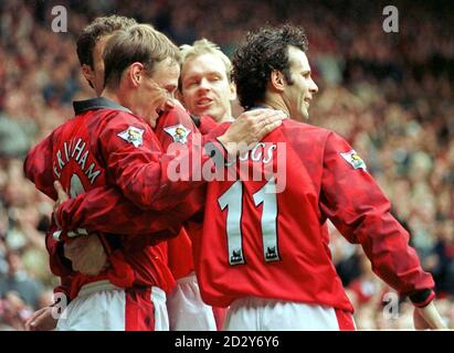 Teddy Sheringham (a sinistra) di Manchester United si congratula con i suoi compagni di squadra dopo aver messo al suo fianco un obiettivo contro Crystal Palace, durante lo scontro di premiership di oggi (sabato) a Old Trafford. Foto di PAUL BARKER/PA Foto Stock