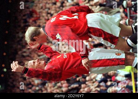 Teddy Sheringham (a sinistra) di Manchester United si congratula con il suo compagno di squadra Henning Berg dopo lo scontro di premiership di oggi (sabato) contro Crystal Palace a Old Trafford. Foto di PAUL BARKER/PA Foto Stock