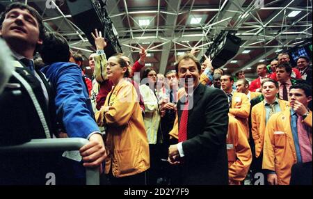 Primo ministro, Tony Blair (centro) godendo il ronzio con i commercianti nel pozzo al LIFFE (London International Financial Futures and Options Exchange) nella città, oggi (Mercoledì). Foto Stock