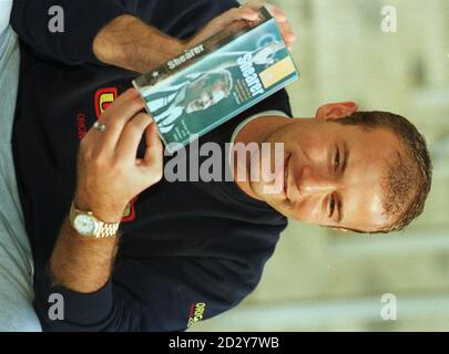 L'eroe di calcio degli Stati Uniti d'Inghilterra e Newcastle Alan Shearer ha una copia del suo nuovo video, "Simply Shearer", sui gradini della sua squadra di casa al St James' Park Today (venerdì). Guarda la storia di PA. Foto di Paul Barker/PA Foto Stock