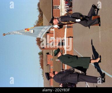 La Regina inclina la testa in riconoscimento del nuovo colore (la bandiera), uno dei soli nove detenuti dalla Royal Air Force, che ha presentato a RAF Halton questo pomeriggio (Venerdì). La base è il centro di formazione del servizio per tutti i nuovi assunti. Photgraph di Fiona Hanson/PA Foto Stock