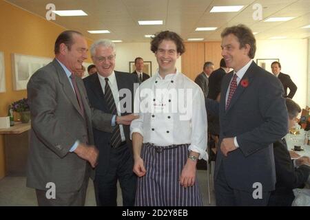 (L/R) il presidente francese Jaques Chirac, il primo ministro francese Lionel Jospin, lo chef Anton Escalera (che ha cucinato il pranzo) e il primo ministro Tony Blair, oggi (venerdì), dopo la conclusione del vertice francese a Canary Wharf nei Docklands di Londra. Il giovane britannico, capo chef e patrono della Midsummer House, un ristorante esclusivo a Cambridge, aveva viaggiato con tutta la sua squadra per cucinare il pranzo per 30 VIP. Foto di Daily Telegraph/POOL. Si veda il PA Story POLITICS Summit. Foto Stock