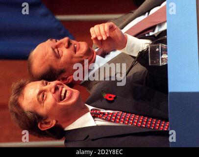 Il primo Ministro Tony Blair (a sinistra) con il Presidente francese Jacques Chirac oggi (venerdì), durante la loro conferenza stampa a Cabot Hall, Canary Wharf, nell'ambito del vertice britannico-francese, al quale partecipa anche il primo Ministro francese Lionel Jospin. Foto di Rebecca Naden. Vedi PA Story POLITICS Summit. Foto Stock