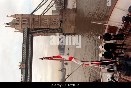 L'equipaggio del Royal Yacht Britannia si trova a poppa, mentre viene trainato verso Tower Bridge verso la fine del suo viaggio finale intorno al Regno Unito, prima che sia decommissionato, oggi (Giovedi). Vedi PA Story ROYAL Britannia. Foto di Rebecca Naden/PA. Foto Stock