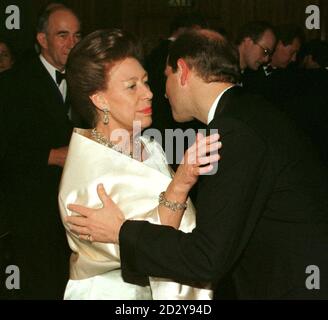 PA NEWS PHOTO: 19/11/97 : LA PRINCIPESSA MARGARET VIENE ACCOLTA DAL NIPOTE, IL PRINCIPE EDOARDO, QUANDO ARRIVA A PARTECIPARE AL CONCERTO DI ROYAL GALA, PRESSO LA ROYAL FESTIVAL HALL, IN OCCASIONE DEL 50° ANNIVERSARIO DI MATRIMONIO DELLA REGINA E DUCA DI EDIMBURGO Foto Stock