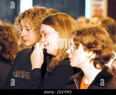 I compagni di scuola piangenti di Kate Bushell frequentano oggi un servizio commemorativo alla scuola superiore St Thomas, Exeter, Devon (domenica). Kate di 14 anni è stato assassinato due settimane fa mentre fuori camminando un cane del vicino. Guarda la storia di PA CRIME Kate. Foto della piscina da solo di Barry Gomer/PA Foto Stock