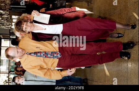 Jeremy e Suzanne Bushell frequentano un servizio commemorativo alla scuola superiore St Thomas, Exeter, Devon, per la loro figlia, Kate, che era un allievo della scuola. Kate di 14 anni è stato assassinato due settimane fa mentre fuori camminando un cane del vicino. Guarda la storia di PA CRIME Kate. Foto della piscina da solo di Barry Gomer/PA Foto Stock