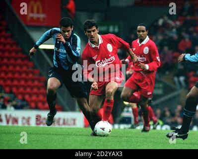 Questa immagine può essere utilizzata solo nel contesto di una funzione editoriale. Richard Shaw (L) di Coventry City e Karlheinz Riedle di Liverpool lottano per la palla, durante la loro partita di calcio fa Cup 3rd Round ad Anfield. 30/03/2000 : Riedle prende il controllo a Fulham. 30/03/2000 : Riedle ha confermato il ruolo di custode del Fulham FC, dopo che il club ha saccheggiato Paul Bracewell il 29/03/2000. Riedle prenderà temporaneamente in carico gli affari del team fino alla fine della stagione. Foto Stock