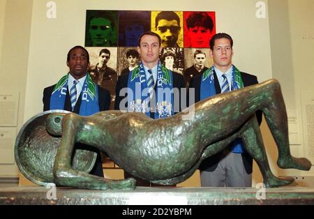 I giocatori del Peterborough FC Neil Lewis (da sinistra a destra), Jimmy Quinn e Mark Tyler con una scultura di Henry Moore "Falling Warrior" (in prestito da Huddersfield, davanti) e un dipinto di Gilbert e George "Four Knights" (in prestito da Southampton), All'apertura della Royal Academy of Arts 'Art Treasures of England' mostra, oggi (Martedì). Peterborough sono gli sponsor della mostra. Foto di Fiona Hanson/PA. Foto Stock