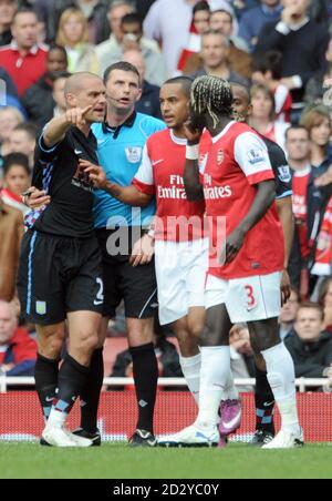 Il Bacary Sagna di Arsenal scambia parole con Luke Young di Aston Villa durante la partita della Barclays Premier League agli Emirati di Londra. Foto Stock