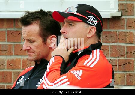 L'allenatore di batting inglese Graham Thorpe (a destra) e l'allenatore di bowling Kevin Shine durante la partita internazionale amichevole al County Ground, Derby. Foto Stock