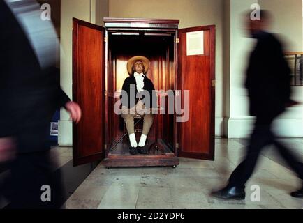 SOTTOPOSTO A EMBARGO UNTIIL OO.1 DOMENICA 15.2.98. Una festa di 250° compleanno in onore di un avvocato, scrittore e filosofo Jeremy Bentham il cui corpo è stato conservato dalla sua morte nel 1832 si svolge presso l'University College di Londra dove sarà onorato con torta e champagne e un collegamento satellitare con i professori che hanno la stessa mentalità. Scopri PA Story SOCIAL Bentham. Foto di Peter Jordan/PA. Foto Stock