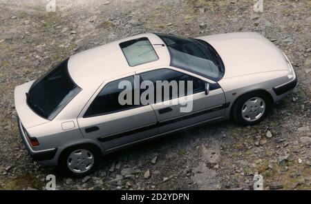 Foto filer non datata di un Citroen Xantia 2.0i VSX 16v.UN ragazzo di tre anni è stato quasi soffocato a morte da un tetto apribile Citroen Xantia, Quando suo padre lasciò il ragazzo e un bambino di 18 mesi si stracciò nella parte posteriore dell'auto mentre schioccò in un fioraio per comprare un regalo di San Valentino. Il giovane ha accidentalmente scattato due volte l'interruttore di comando del tettuccio apribile, bloccandolo contro il collo e uccidendolo quasi. Ma suo padre, che è addestrato in primo soccorso, ha rilasciato suo figlio, gli ha dato il bacio della vita e del massaggio di cuore e infine lo ha portato intorno. Foto PA. Vedere PA storia POLIZIA tettuccio Foto Stock