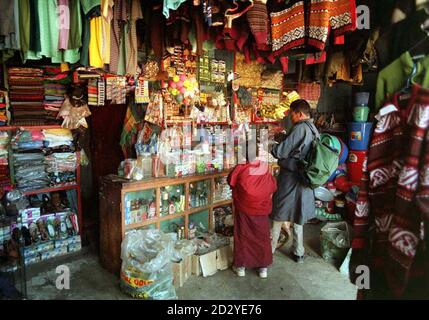 PA NEWS PHOTO 9/2/98 L'INTERNO DI UN NEGOZIO LOCALE CHE MOSTRA UNA VARIETÀ DI MERCI, DALL'ABBIGLIAMENTO AL CIBO NELLA CITTÀ ANTICA DI PARO, BHUTAN, MENTRE IL PRINCIPE DI GALLES È IN VISITA LÌ Foto Stock