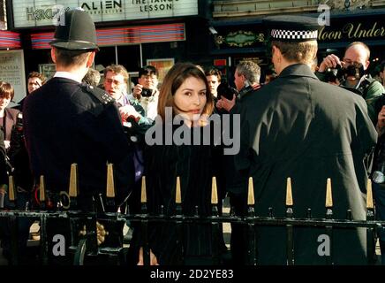 PA NEWS PHOTO 18/2/98 ATTRICE HELEN BAXNDALE (27 ANNI) A UN PHOTOCALL A LONDRA PER LA NUOVA SERIE DI 'P.D. JAMES: UN LAVORO INADATTO PER UNA DONNA'. È APPENA TORNATA DALL'AMERICA DOVE È APPARSA IN AMERICAN TV COMMEDIA SITCOM 'AMICI' Foto Stock