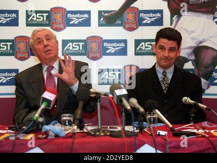 Doug Ellis (L), presidente di Aston Villa, prende le domande dei media durante una conferenza stampa per annunciare John Gregory (R) come nuovo manager del club. * 28/12/00: Gregory affronta un incontro di showdown con il presidente Doug Ellis dopo un incredibile attacco al supremo di Villa Park. Gregory incolpò Ellis e accusò l'uomo soprannominato Deadly Doug di essere 'stuck in a time-warp'. 3/11/01: Doug Ellis ha rimesso in mostra suggerimenti che ha ridotto i piani di spesa del manager John Gregory. Foto Stock