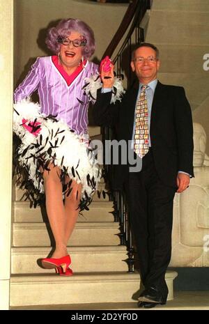 Lord Archer con il suo nuovo partner commerciale Dame Edna everage, (Barry Humphries) presso il suo attico nel centro di Londra. Lord Archer produrrà il nuovo spettacolo del West End di Dame Edna, 'Edna: Lo spettacolo', che si apre al Theatre Royal Haymarket, Aprile 1998. Foto Stock