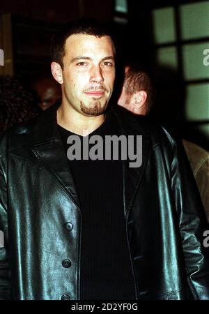 PA NEWS PHOTO 4/3/98: L'attore e co-sceneggiatore ben Affleck arriva al Curzon West End questa sera (mercoledì) per la prima britannica di 'Good Will Hunting'. Foto di Stefan Rousseau/PA. Foto Stock