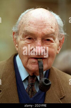 PA NEWS PHOTO 16/3/98 MAURICE DENHAM AL PHOTOCALL DI LONDRA PER IL LANCIO DEL NUOVO PROGRAMMA BBC RADIO 4 * 25/07/02 Maurice Denham è morto, 92 anni nella casa di cura di Denville Hall a Northwood, Middlesex, per cause naturali. Dharma era uno degli attori più ricercati e versatili della Gran Bretagna per oltre mezzo secolo.anche se spesso gettato come ufficiale o ufficiale militare, ha giocato clown, detective, clergymen, spivs, aristocratici e tramps in 100 film e una miriade di spettacoli televisivi e radiofonici. Da Macbeth alle voci nella versione cartoon di George Orwell's Animal Farm, Foto Stock