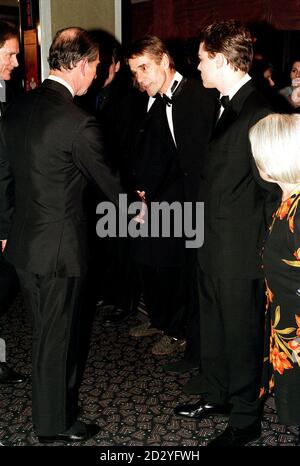 PA NEWS PHOTO 19/3/98 il Principe del Galles (a sinistra) incontra l'attore Jeremy Iron alla prima reale di 'l'uomo nella maschera di ferro alla piazza Odeon Leicester questa sera (Giovedi). Foto di Peter Jordan/PA Foto Stock