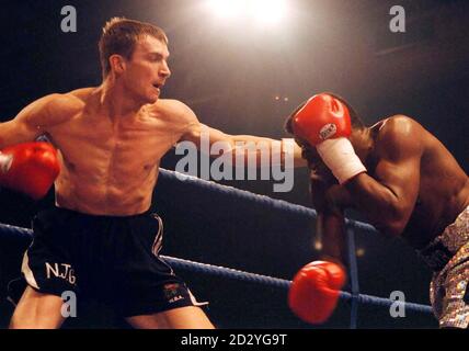 Il sudafricano Thulane 'Sugar Boy' Malinga (a destra) sotto la pressione di Richie Woodhall in Inghilterra durante il WBC Super-Middleweight Championship of the World title Fight a Telford Ice Rink, Telford, Inghilterra, stasera (venerdì) (Woodhall ha vinto il concorso su decisione unanime dei giudici) Foto di Rui Vieira/PA. Foto Stock