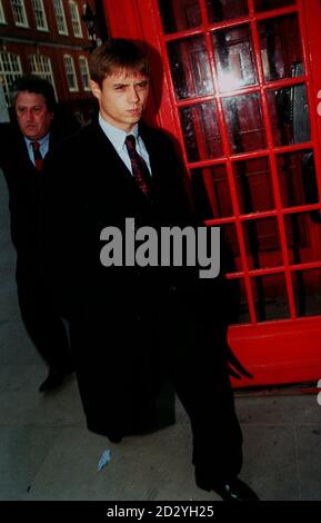 PA NEWS PHOTO 3/4/98 ATTORE JOHN ALFORD CHE LASCIA BOW STREET MAGISTRATES COURT, LONDRA DOVE È ACCUSATO DI FORNIRE COCAINA E HA IL COMPITO DI VENDERE 12.8 GRAMMI DI RESINA DI CANNABIS Foto Stock