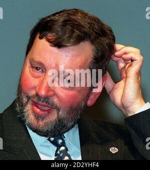 Il Segretario per l'Istruzione David Blunkett risponde alle domande durante la Conferenza dell'Associazione Nazionale degli insegnanti dell'Unione delle Donne di Schoolmasters a Scarborough oggi (Giovedi). Foto di John Giles.PA. Vedere la conferenza SULLA FORMAZIONE della storia dell'PA Foto Stock