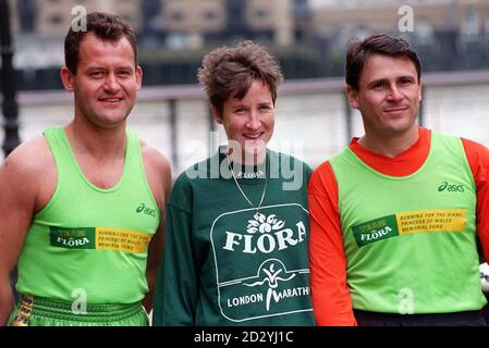 Paul Burrell, (da sinistra a destra) ex maggiordomo del defunto Diana, Principessa del Galles, atleta irlandese Catherina McKiernan e Chris Moon si riuniscono per l'allenamento cinque giorni prima della maratona di Londra, oggi (Martedì). Il Flora Team di 600 corridori mira a raccogliere 1.25 milioni di euro per il Diana, Princess of Wales Memorial Fund. Foto di Stefan Rousseau/PA. Foto Stock