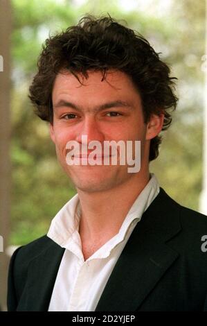 PA NEWS PHOTO 27/4/98 ATTORE DOMINIC WEST AL LANCIO DI UNA NUOVA SERIE TELEVISIVA DI DRAMMI MEDICI DELLA BBC 'OUT OF ORE' A LONDRA Foto Stock