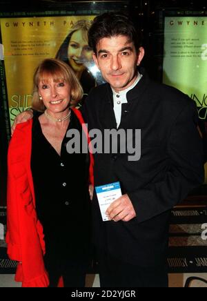 PA NEWS PHOTO 27/4/98 l'attore John Altman e la compagna arrivano per la prima del film londinese di 'Sliding Doors' all'Empire Leicester Square questa sera (Lunedi). Foto di Peter Jordan/PA. Foto Stock