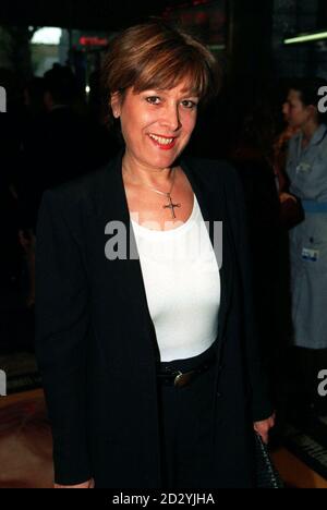 PA NEWS PHOTO 27/4/98 attrice Lynda Bellingham arriva per la prima del film londinese di 'Sliding Doors' all'Empire Leicester Square questa sera (Lunedi). Foto di Peter Jordan/PA. Foto Stock