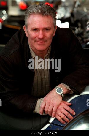 PA NEWS PHOTO 27/4/98 ATTORE JOHN MCARDLE AL LANCIO DI UNA NUOVA SERIE DI DRAMMI MEDICI TELEVISIVI DELLA BBC "FUORI ORARIO" A LONDRA Foto Stock