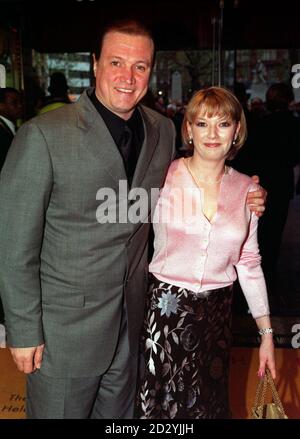 PA NEWS PHOTO 27/4/98 l'attore Peter Howitt arriva per la prima del film londinese di 'Sliding Doors' all'Empire Leicester Square questa sera (Lunedi). Foto di Peter Jordan/PA. Foto Stock