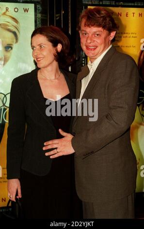 PA NEWS PHOTO 27/4/98 l'attore Martin Clunes e la moglie incinta Phillip arrivano questa sera per la prima del film londinese di 'Sliding Doors' all'Empire Leicester Square (Lunedi). Foto di Peter Jordan/PA. Foto Stock