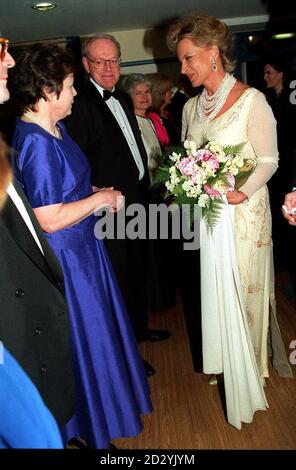 PA NEWS PHOTO 29/4/98 LA PRINCIPESSA MICHAEL DI KENT INCONTRA VOLONTARI QUANDO ARRIVA ALLO ZOO DI LONDRA PER UN EVENTO DI RACCOLTA FONDI IN AIUTO DELLA TIGRE SELVAGGIA Foto Stock