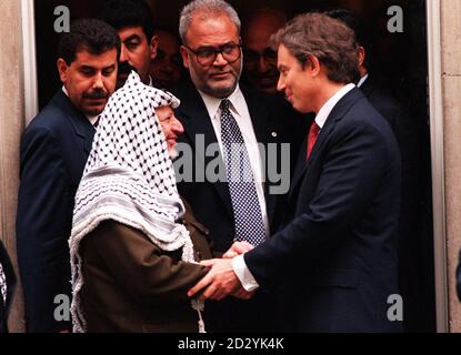 Il leader palestinese Yasser Arafat (a sinistra) sorride e scuote le mani con il primo ministro Tony Blair fuori 10 Downing Street questo pomeriggio (martedì) alla chiusura dei negoziati di pace in Medio Oriente a Londra. Vedi PA Story POLITICS Mideast. Foto di Fiona Hanson/PA. Foto Stock