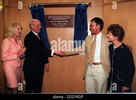 Sylvia Ingham (all'estrema sinistra) Ray Donnelly, Sir Cliff Richard e Fiona Castle svelano la targa che apre ufficialmente il Roy Castle International Centre for Lung Cancer Reseach a Liverpool oggi (Martedì). PISCINA foto. Visita il castello DI SALUTE storia della PA Foto Stock