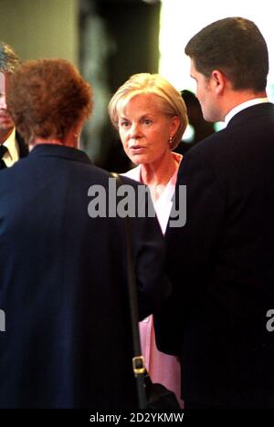 PA NEWS PHOTO 13/5/98 DUCHESS OF KENT PARLA CON IL REGISTA RICHARD STANLEY (A DESTRA) ALL'AEROPORTO DI HEATHROW A LONDRA. BRITISH AIRWAYS E L'UNICEF, ASSOCIAZIONE BENEFICA PER I BAMBINI, HANNO LANCIATO IL LORO APPELLO "CHANGE FOR GOOD", CHE INCORAGGIA I PASSEGGERI A PARTECIPARE CON LA LORO VALUTA ESTERA DI RISERVA Foto Stock