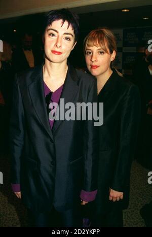 PA NEWS PHOTO 7/5/98 CANALE 4 'S TARDI PRANZO PRESENTATORI TELEVISIVI SUE PERKINS (A SINISTRA) E MEL GIEDROYC ALLA CASA DI GROSVENOR HOTEL A LONDRA PER I SONY RADIO AWARDS 1998 Foto Stock