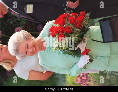 La sua maestà la Regina tiene un bouquet di rose chiamato il Pride d'Inghilterra che le sono stati presentati da Geoff Hurst, l'eroe dei tre obiettivi della Coppa del mondo 1966 durante l'apertura del Chelsea Flower Show oggi (Lunedi). Foto di John Stillwell/PA. Foto Stock