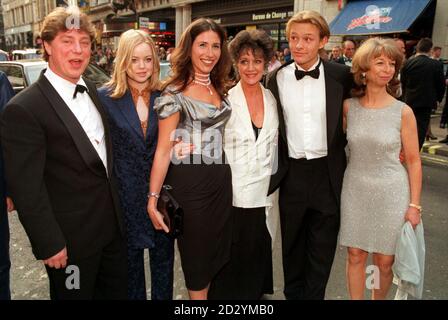 I membri del cast di "Coronation Street" di ITV arrivano alla cerimonia di premiazione televisiva BAFTA al Prince of Wales Theatre di Leicester Square, Londra. (L-R) Ian Mercer, Georgia Taylor, Gaynor Faye, Amanda Barrie, Adam Rickett e Helen Worth. Foto Stock