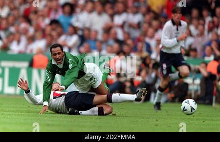 David Batty (sotto) in Inghilterra affronta Sami A. al-Jaber dell'Arabia Saudita durante l'odierna amichevole senza punteggio a Wembley. Foto di Tom Hevezi/PA. Foto Stock