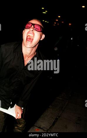 PA NEWS PHOTO 20/5/98 JASON DONOVAN CHE SUONA FRANKENFURTER NELLA PRODUZIONE TEATRALE 'ROCKY HORROR SHOW', HA CO-OSPITATO LA FESTA DEL 25° ANNIVERSARIO DELLO SPETTACOLO A LONDRA Foto Stock