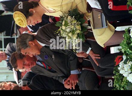 Il Principe di Galles (a sinistra) parla con l'imperatore giapponese Akihito e sua moglie, durante la loro visita al Castello di Cardiff oggi (sposi). Visita PA Story ROYAL Emperor. Foto Stock