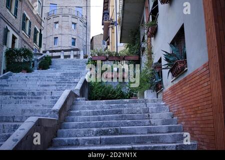 Una scala in pietra inclinata di fronte ad una casa in un borgo medievale italiano (Corinaldo, Marche, Italia, Europa) Foto Stock