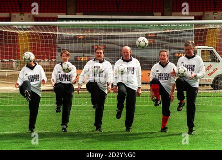 PA NEWS PHOTO 30/3/98 DA SINISTRA A DESTRA: IL DEPUTATO HILARY ARMSTRONG, GLENDA JACKSON, IL VICE PRIMO MINISTRO JOHN PRESCOTT, IL DEPUTATO NICK RAYNSFORD, IL MINISTRO DELLO SPORT TONY BANKS E IL DEPUTATO MICHAEL MEACHER ALLO STADIO WEMBLEY DI LONDRA PER LANCIARE LA CAMPAGNA REFERENDARIA 'MAYOR OF LONDON' IL 7 MAGGIO Foto Stock